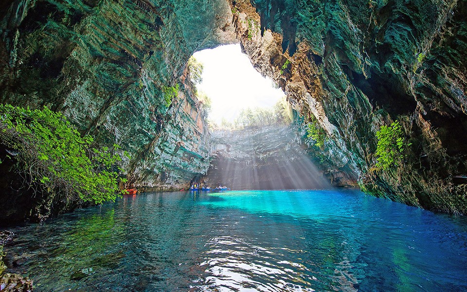 15 мест в Греции голубые пещеры
