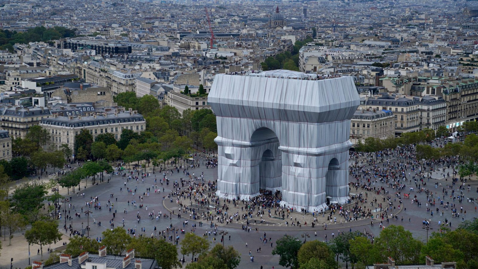 Парижская Триумфальная арка на ремонте