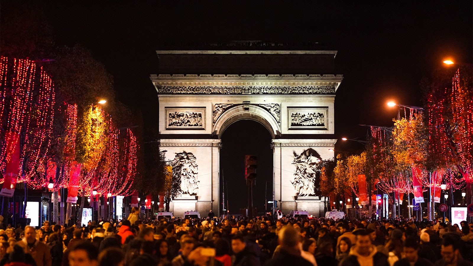 Парижская Триумфальная арка - в день праздника