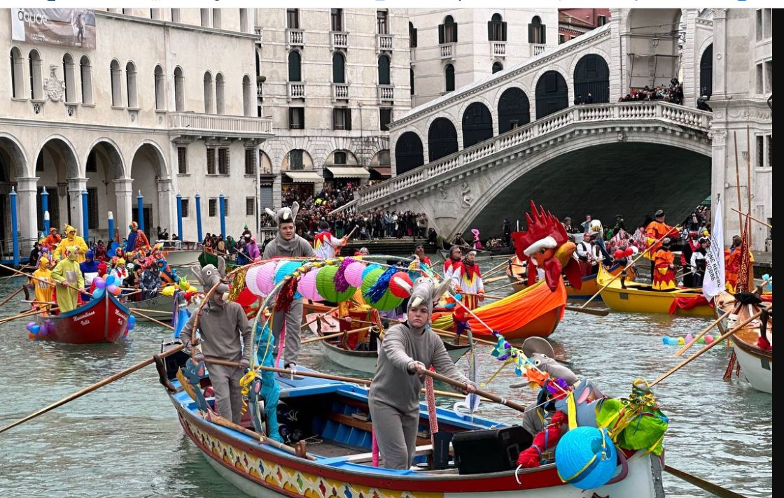 Венецианский карнавал на канале