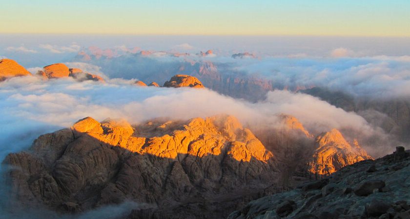 Гора Синай в облаках