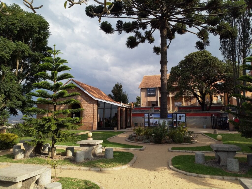 Двор Палеонтологического музея в Антананариву