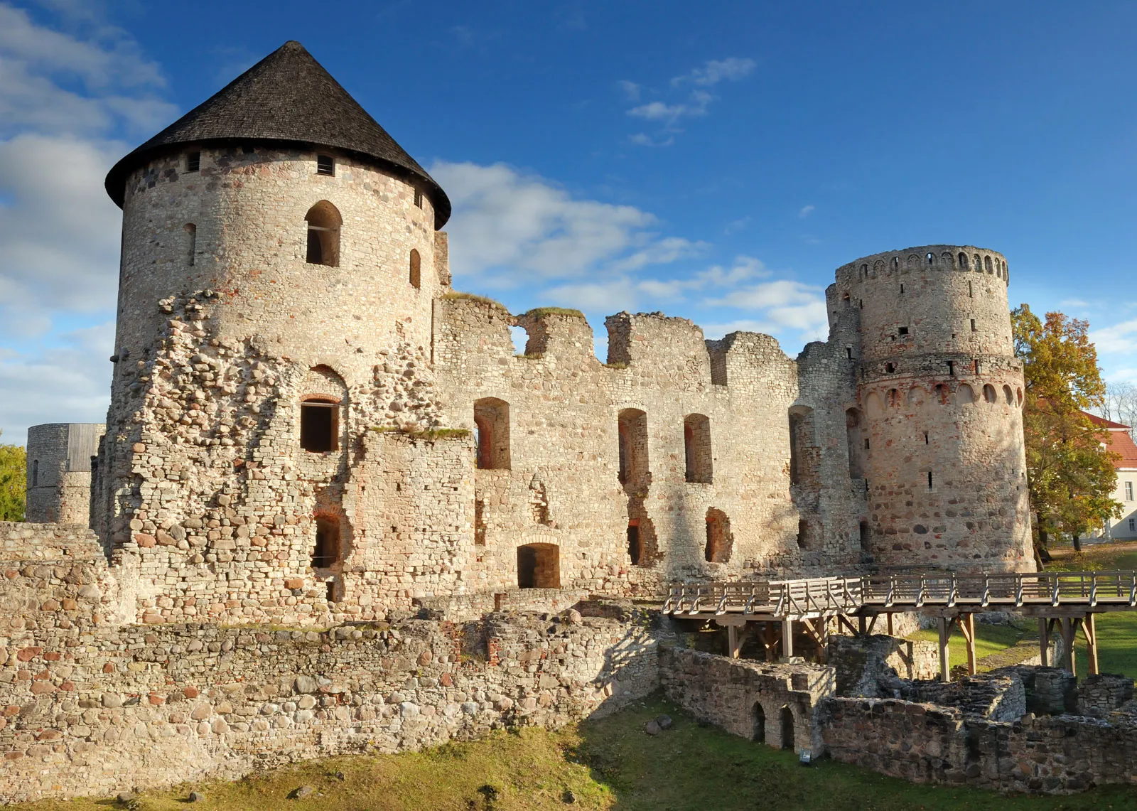 Руины замка Латвия