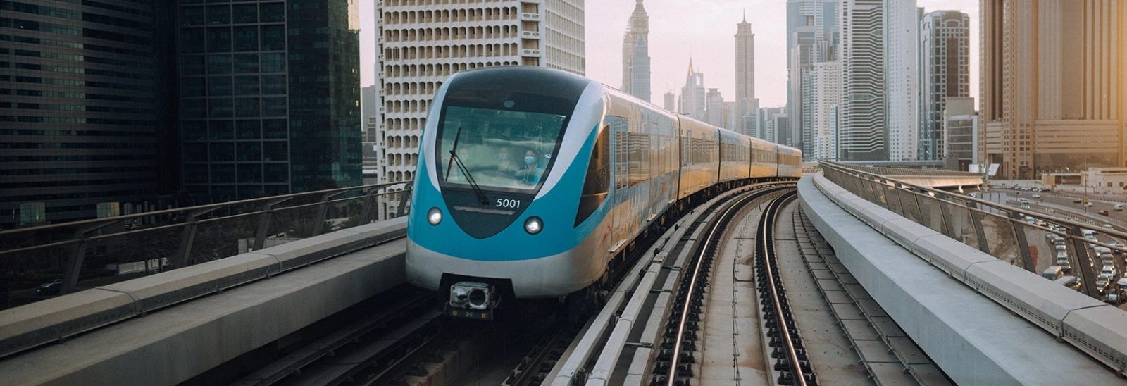 Дубайское метро поезд
