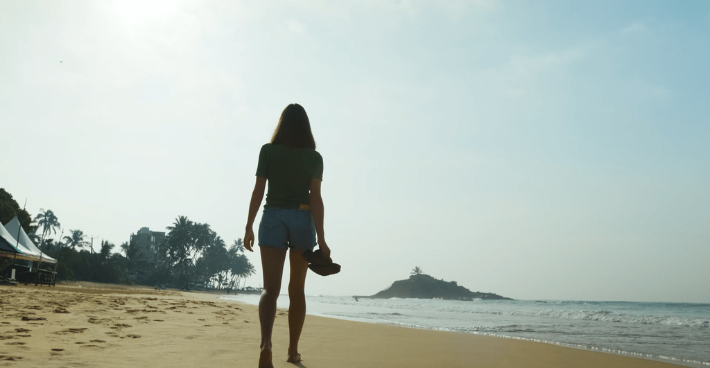 Шри-ланка 2023 девушка на пляже Мирисса