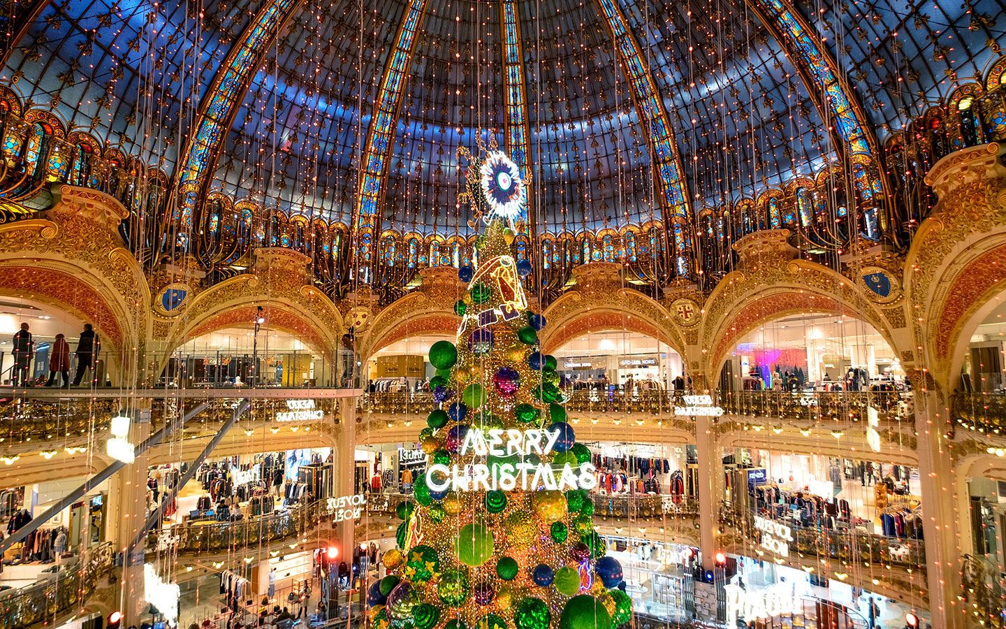 Рождество в Париже елки