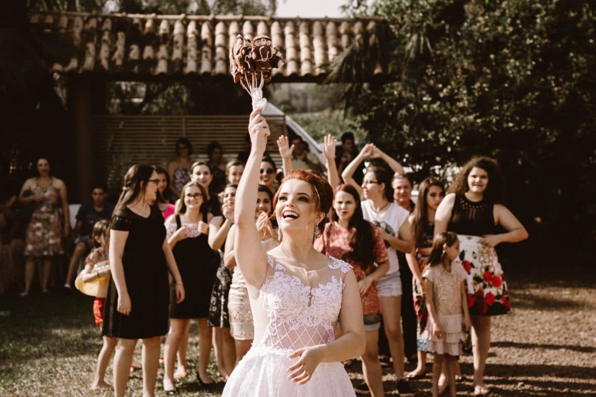 7 свадебных традиций  Бросок букета